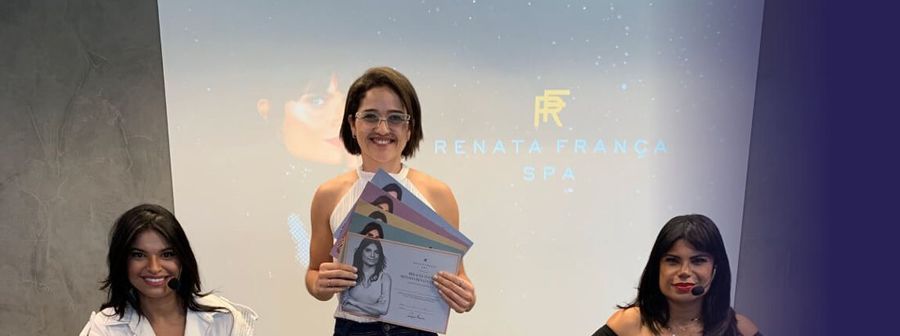 Leide recebendo os certificados no SPA Renata França